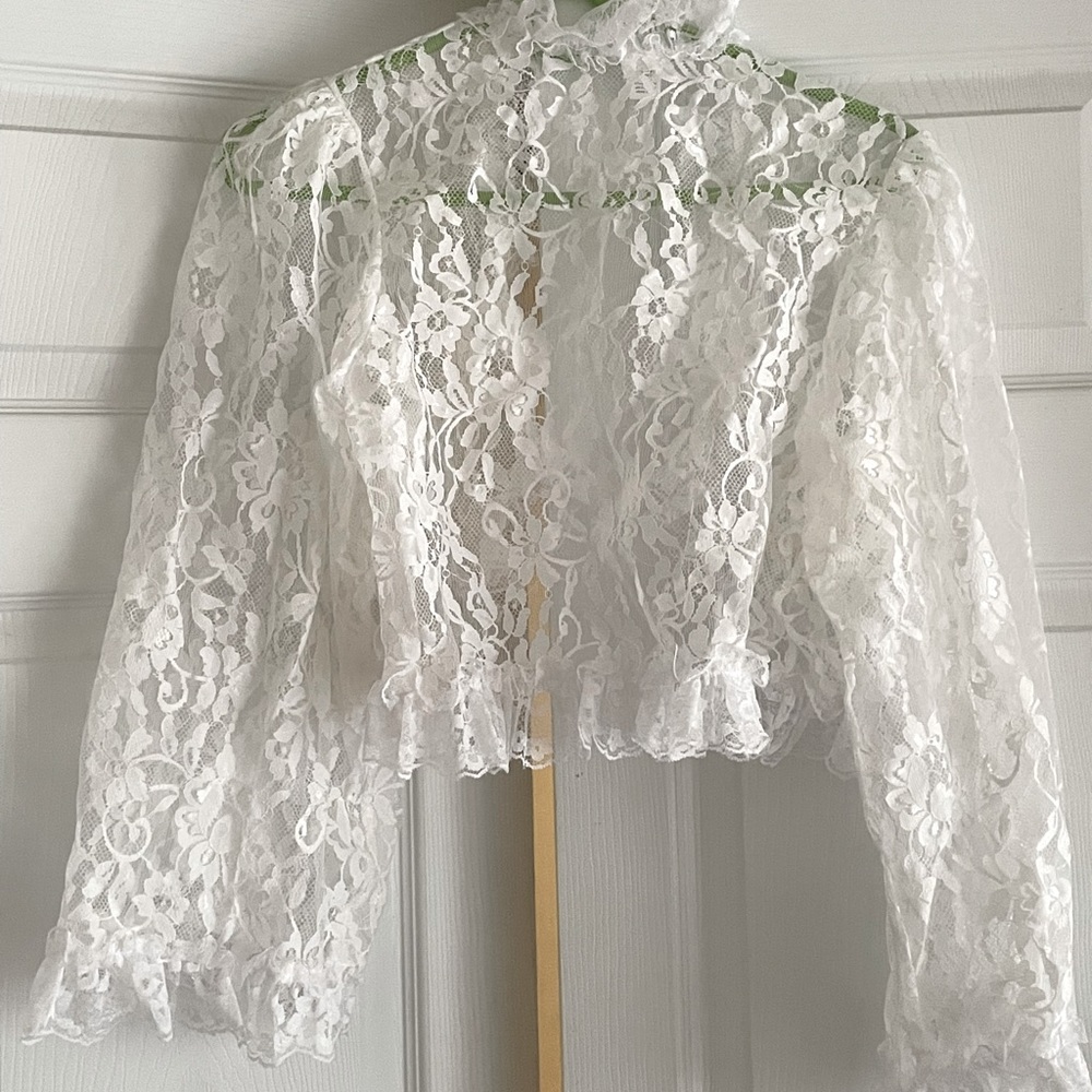 Cropped lacy shrug size L